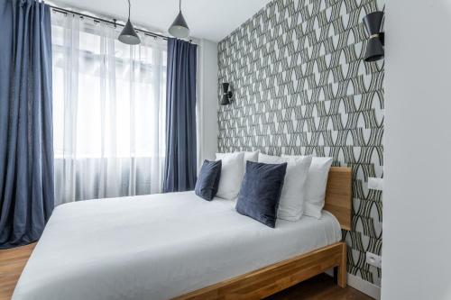 Lounge in a cosy apartment on Canal Saint-Martin