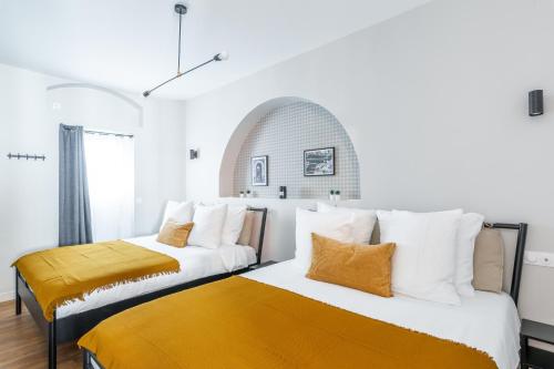 deux lits côte à côte dans une pièce dans l'établissement Lounge in a cosy apartment on Canal Saint-Martin, à Paris