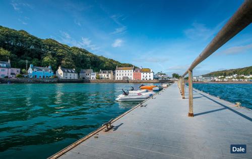 un quai avec des bateaux sur un plan d'eau dans l'établissement Kittiwake Cottage, à Marloes
