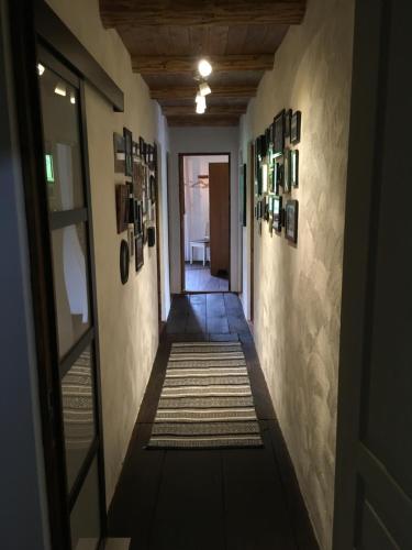 an empty hallway with a hallwayngthngthngthngthngthngthngthngthngthngth at Les Trois Noyers in Tailhac