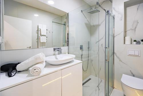 Bilik mandi di White Apartments