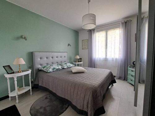 une chambre avec un grand lit et une fenêtre dans l'établissement Sérénité, à Lit-et-Mixe