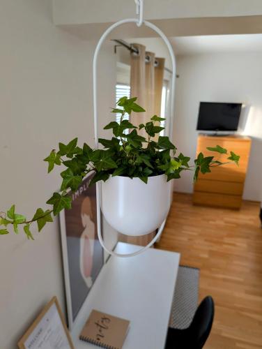 Μια τηλεόραση ή/και κέντρο ψυχαγωγίας στο Beautiful apartment with seaview! Top 7th floor Free parking!