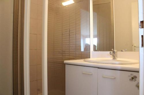 une salle de bain avec un lavabo et un miroir dans l'établissement Appt Studio mezza LA ROCHELLE - LR100-473, à La Rochelle