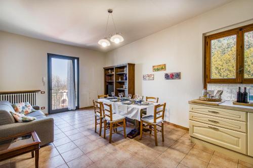 Una cocina y un comedor con mesa y sillas. en Homes Boccaccio Beautiful Terrace - Happy Rentals, en Montespertoli