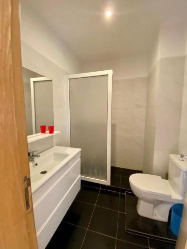 Un baño con bañera, inodoro y lavabo. en Adan Beach Aourir abdelaziz bnafkir, en Aourir