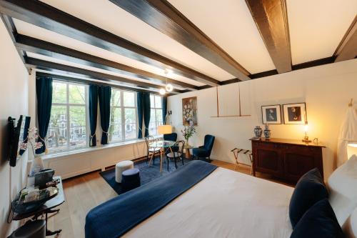 Postel nebo postele na pokoji v ubytování 1637: Historic Canal View Suites
