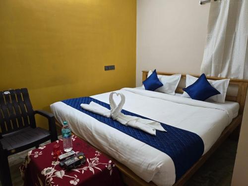 ein Hotelzimmer mit zwei Betten mit Handtüchern darauf in der Unterkunft Tranquil Heaven in Puducherry