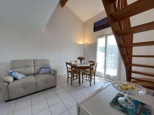un salon avec un canapé et une table dans l'établissement Maison 3 pièces mezzanine CHATELAILLON PLAGE - CL080-046, à Châtelaillon-Plage