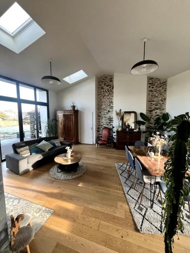 un salon avec un canapé et une table dans l'établissement Divatte, Belle maison 8 pers en bord de Loire, à Divatte sur Loire