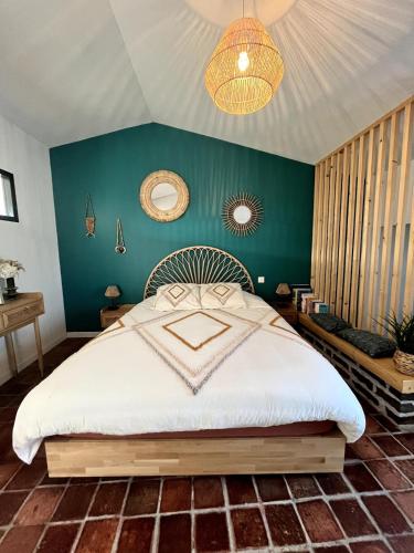 une chambre avec un lit blanc avec un mur vert dans l'établissement Divatte, Belle maison 8 pers en bord de Loire, à Divatte sur Loire
