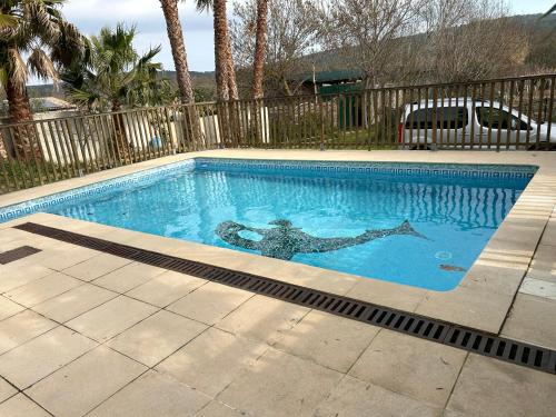 une piscine avec une femme dans l'eau dans l'établissement Vistetta, à Narbonne