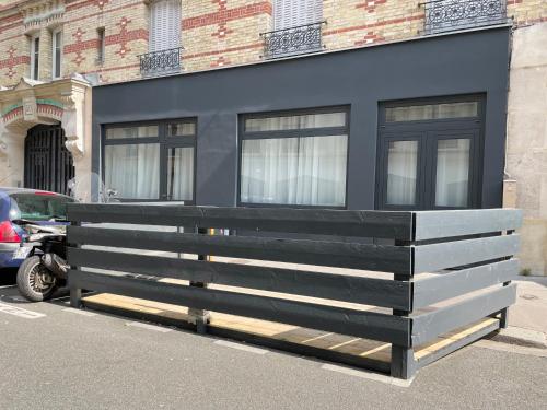 Lounge in a cosy apartment on Canal Saint-Martin