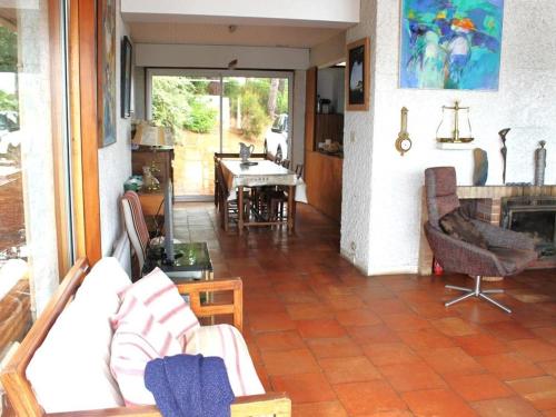 un salon avec un canapé et une table dans l'établissement Grande villa avec jacuzzi à La Pointe aux Chevaux - FR-1-736-23, à Lège-Cap-Ferret