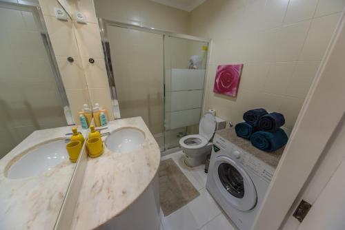 Koupelna v ubytování Caparica Beachfront Oceanview