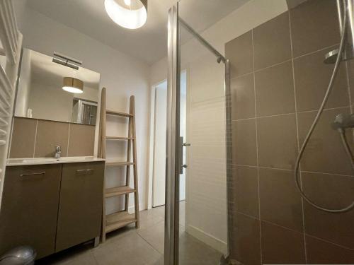 une salle de bain avec douche et lavabo dans l'établissement Studio LA ROCHELLE - LR340-D206, à La Rochelle