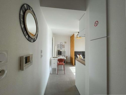 Cette chambre comprend une cuisine et un miroir mural. dans l'établissement Studio LA ROCHELLE - LR340-D206, à La Rochelle