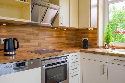 Η κουζίνα ή μικρή κουζίνα στο Dahem-Apartments - ruhig Parkplatz Rhein Main Gebiet gut erreichbar - App 1 barrierefrei mit Kamin Garten und Hund - App 2 mit Balkon