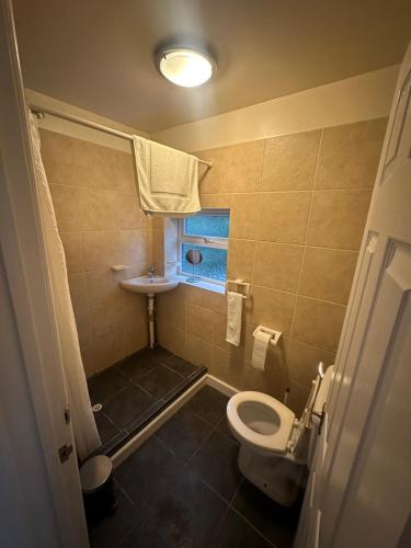 Ένα μπάνιο στο 1 bed annex with extra sofa bed ideal for families and business guests