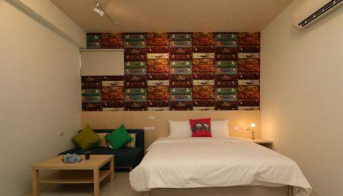 a bedroom with a bed and a painting on the wall at Happiness 210 B&B in Dongshan