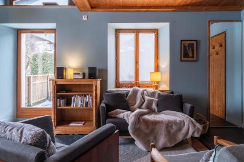 un salon avec deux chaises et un canapé dans l'établissement Duplex T3 with terrace in Chamonix, à Chamonix-Mont-Blanc