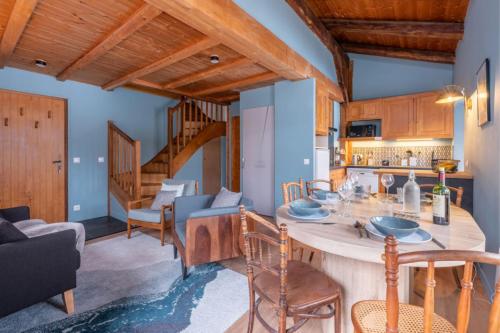une cuisine et un salon avec une table et des chaises dans l'établissement Duplex T3 with terrace in Chamonix, à Chamonix-Mont-Blanc