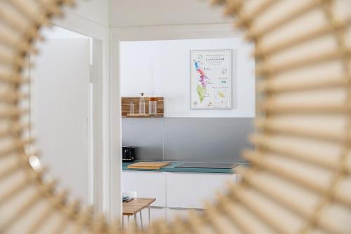 une cuisine avec un comptoir et une table dans un miroir dans l'établissement Le 37 - Hypercenter & Modern, à Dijon