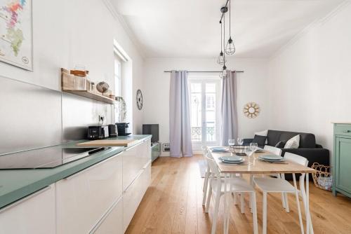 - une cuisine et une salle à manger avec une table dans l'établissement Le 37 - Hypercenter & Modern, à Dijon