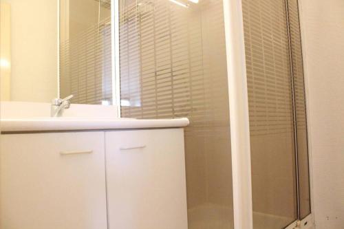 une salle de bain avec une douche, un lavabo et un miroir dans l'établissement Appt Studio mezza LA ROCHELLE - LR100-452, à La Rochelle
