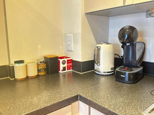 Beach Side APT with Home Cinemaにあるキッチンまたは簡易キッチン