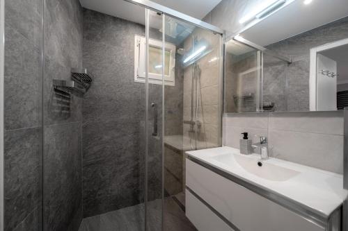 une salle de bain avec un lavabo et une douche en verre dans l'établissement Cozy Appartement close to Port of Nice, à Nice
