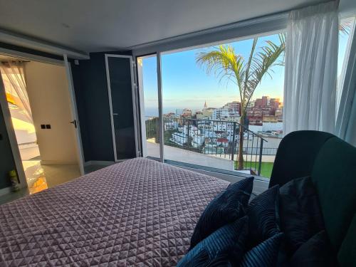 una camera con letto e vista sulla città di Casa Luz del Mar a Los Realejos