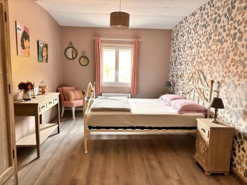 une chambre avec un lit, un bureau et une fenêtre dans l'établissement Les Chardonnays, à Baroville