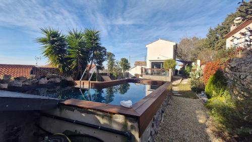 une piscine dans une cour avec une maison dans l'établissement Le bateau de Sète, à Sète