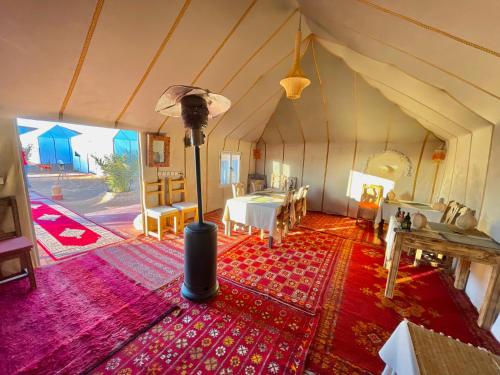 メルズーガにあるMariam Desert Campの屋根裏部屋(テーブル、赤敷物付)