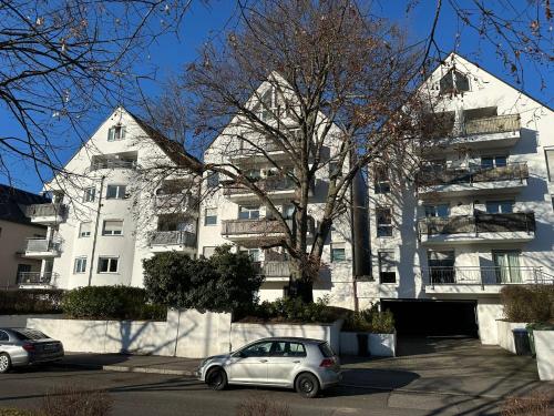 a car parked in front of a white building at bella casa - Business&Family - 200m zum Schloßeingang, Parkplatz, SmartTV, Netflix, Waschmaschine, 24h Checkin, 41qm, WLAN in Ludwigsburg