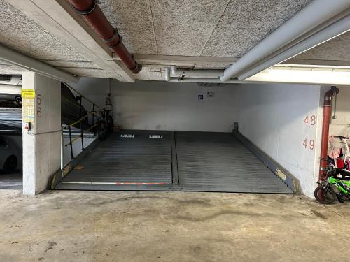 an empty parking lot in a parking garage at bella casa - Business&Family - 200m zum Schloßeingang, Parkplatz, SmartTV, Netflix, Waschmaschine, 24h Checkin, 41qm, WLAN in Ludwigsburg