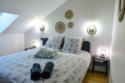 a bedroom with a bed with two lamps and two tables at Villa du Parc le Châtaignier in Formiguères