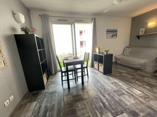 un petit salon avec une table et un canapé dans l'établissement Studio LA ROCHELLE - LR030-E110, à La Rochelle