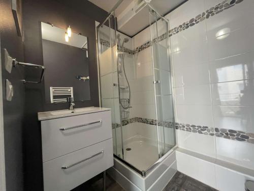 une salle de bain avec une douche en verre et un lavabo dans l'établissement Studio LA ROCHELLE - LR030-E110, à La Rochelle