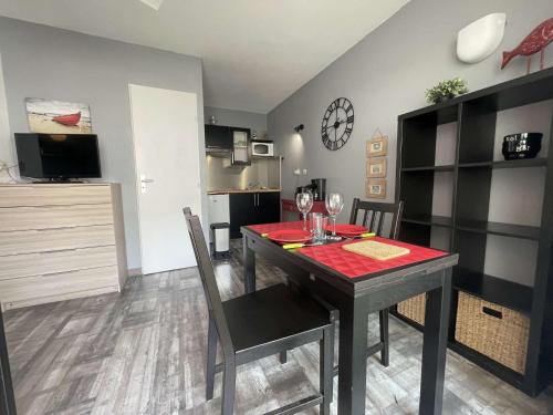 une cuisine et une salle à manger avec une table et des chaises dans l'établissement Studio LA ROCHELLE - LR030-E110, à La Rochelle