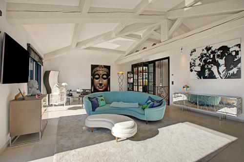 un salon avec un canapé bleu et une table dans l'établissement Villa Bayugita, à Port Grimaud