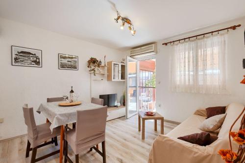 Bezauberndes Apartment mit beheiztem Privatpool, Grill, Babybett, Grill, WiFi