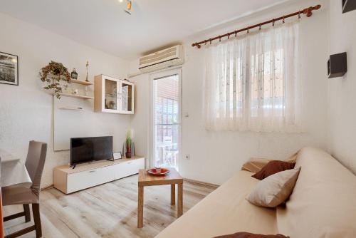 Bezauberndes Apartment mit beheiztem Privatpool, Grill, Babybett, Grill, WiFi
