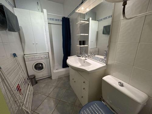 une salle de bain avec un lavabo et une machine à laver dans l'établissement Studio cosy à 100m de la plage avec balcon et parking - Saint-Jean-de-Monts - FR-1-224C-199, à Saint-Jean-de-Monts