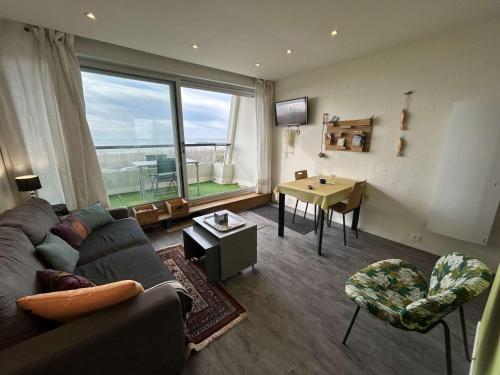 un salon avec un canapé et une table dans l'établissement Studio cosy à 100m de la plage avec balcon et parking - Saint-Jean-de-Monts - FR-1-224C-199, à Saint-Jean-de-Monts