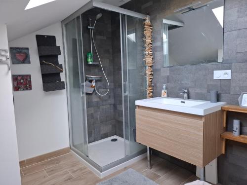 Photo de la galerie de l'établissement Maison St Marc proche plage, 2 chambres, à Saint-Nazaire