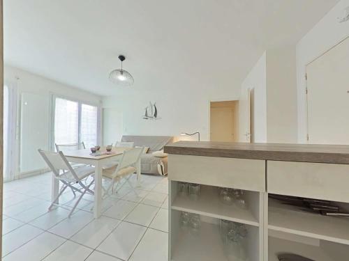 une cuisine et une salle à manger avec une table et des chaises dans l'établissement Appartement 2 pièces avec parking privé, proche plage et commerces, Saint-Gilles-Croix-de-Vie - FR-1-224-783, à Saint-Gilles-Croix-de-Vie