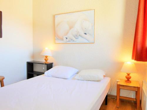 a bedroom with a white bed with two pillows at Appartement cosy centre station, au pied des pistes, 2 pièces, parking, 6 pers - FR-1-516-99 in Les Deux Alpes