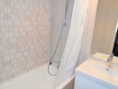 a bathroom with a shower and a sink at Appartement cosy centre station, au pied des pistes, 2 pièces, parking, 6 pers - FR-1-516-99 in Les Deux Alpes